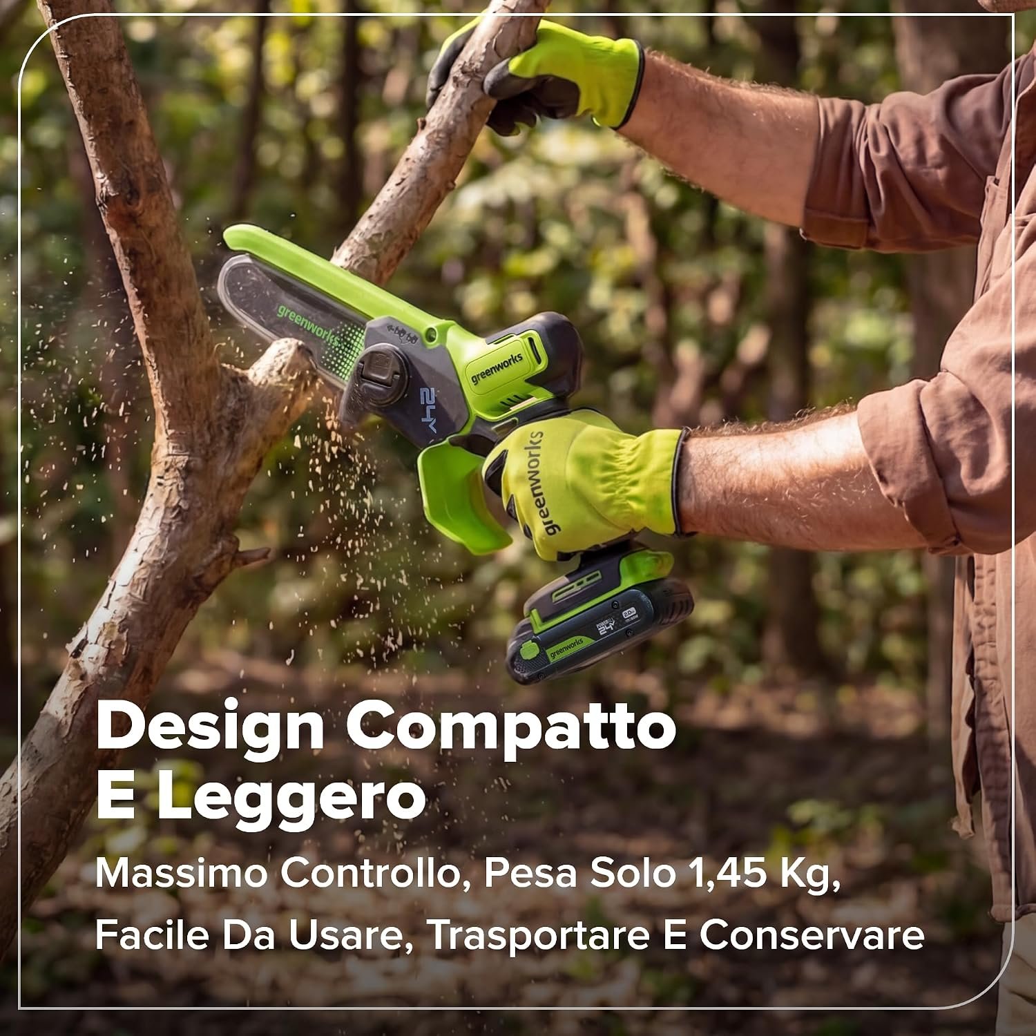 Motosega Greenworks leggera durante la potatura